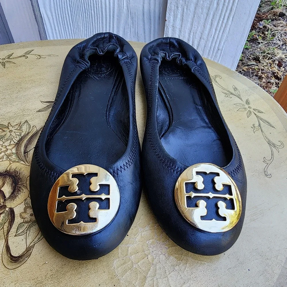 Tory Burch Sz 7.5 Black Leather Reva Ballet Flat Logo Hardware Quiet Luxury